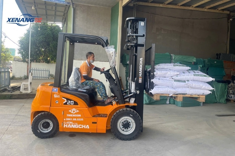 Loại xe nâng là yếu tố lớn ảnh hưởng đến giá thuê xe nâng