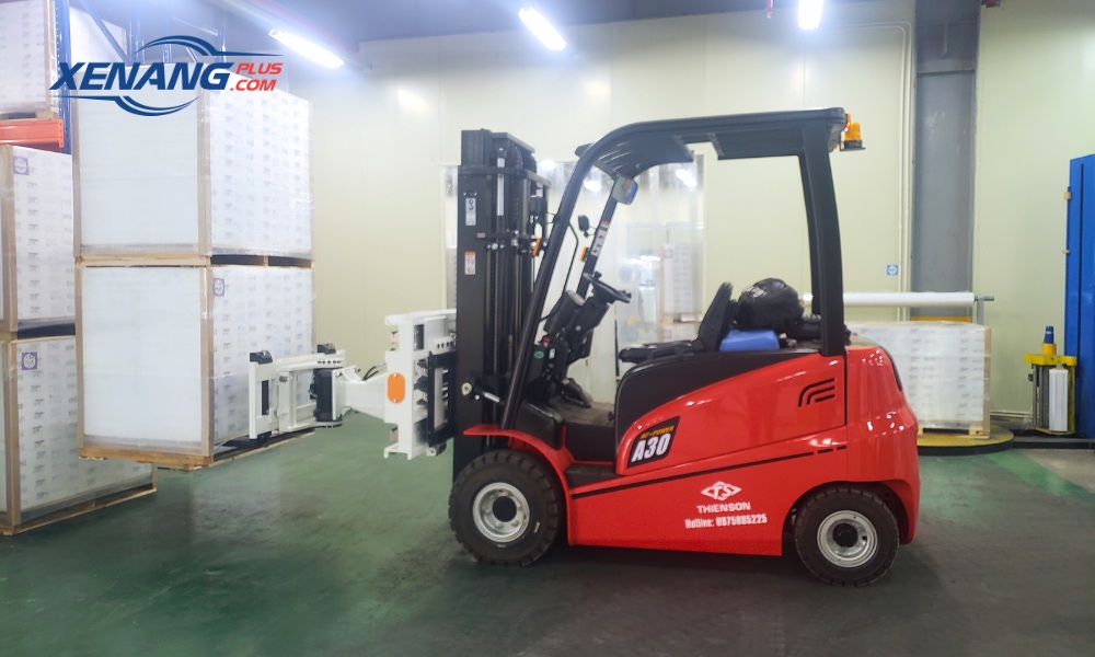 Xe nâng càng xoay 180 độ giúp tối ưu hiệu suất, tiết kiệm thời gian và tăng độ an toàn
