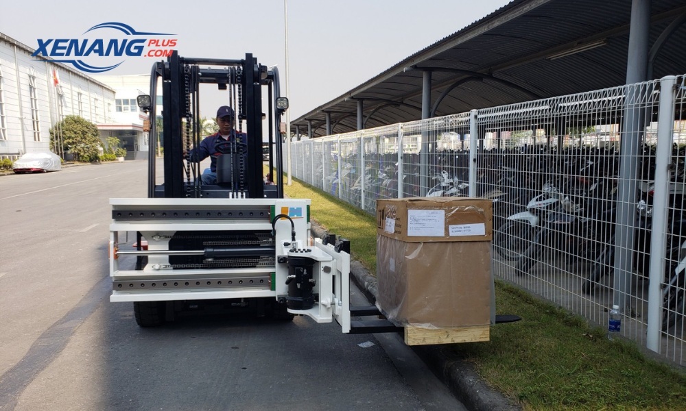 Xe nâng càng xoay đáp ứng tốt nhu cầu xử lý hàng hóa linh hoạt trong nhiều lĩnh vực khác nhau
