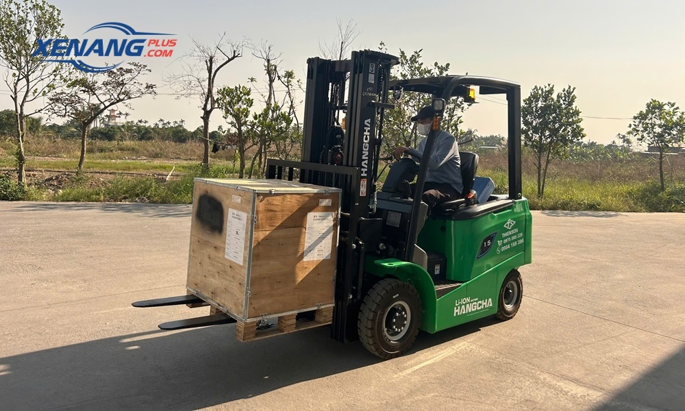 Xe nâng điện 1.5 tấn dòng AE hỗ trợ nâng hạ hàng tải thấp nhanh và ổn định trong kho hàng, nhà máy,...