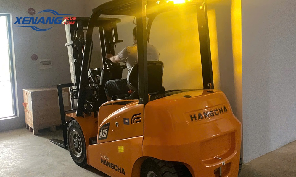 Xe nâng điện 2 tấn đáp ứng đa dạng nhu cầu vận hành trong nhiều môi trường khác nhau 