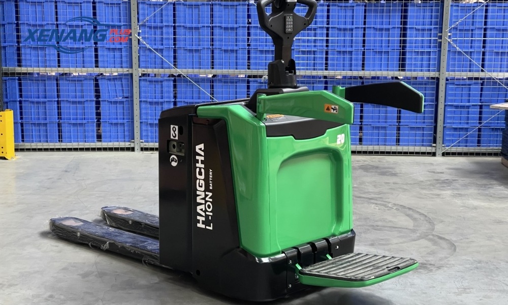 Xe nâng điện đứng lái 2 tấn dòng X là lựa chọn hiệu quả cho các doanh nghiệp cần vận hành trong không gian hạn chế