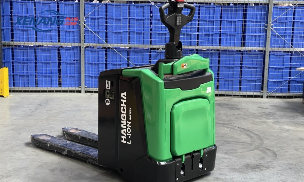 Xe nâng điện đứng lái 2 tấn dòng X hỗ trợ vận chuyển hàng hóa hiệu quả trong kho bãi