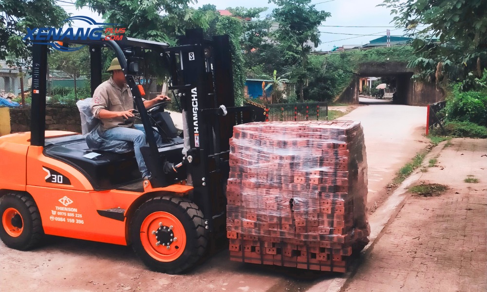 Xe nâng gạch hỗ trợ vận chuyển và bốc xếp gạch nhanh chóng trong sản xuất