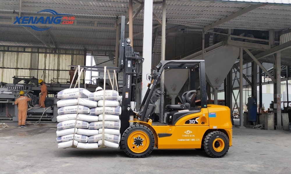 Xe nâng xi măng giúp nâng cao năng suất, giảm chi phí và tăng an toàn vận hành. 