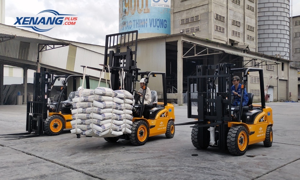 Xe nâng xi măng được ứng dụng để bốc xếp, vận chuyển xi măng tại các nhà máy, kho xây dựng, công trường,... 