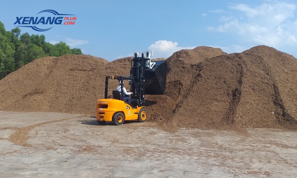 Xe nâng xúc lật được ứng dụng rộng rãi, giúp xử lý vật liệu nhanh và hiệu quả