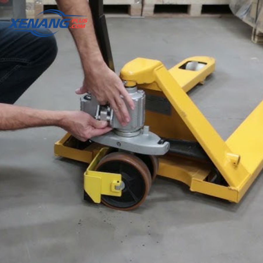 Các bước khắc phục lỗi xe nâng tay không hạ được hiệu quả
