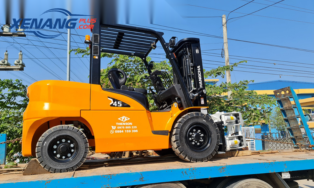 Xe nâng kẹp giấy giúp nâng - hạ - vận chuyển các cuộn giấy lớn trong sản xuất và logistics