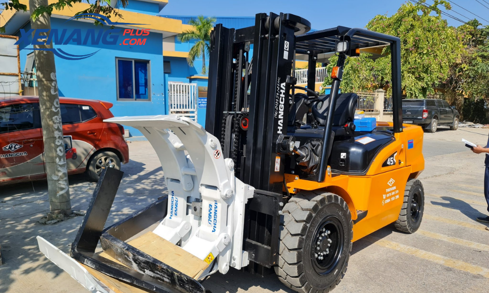 Xe nâng với bộ công tác kẹp giấy chính hãng được phân phối bởi Xe Nâng Plus