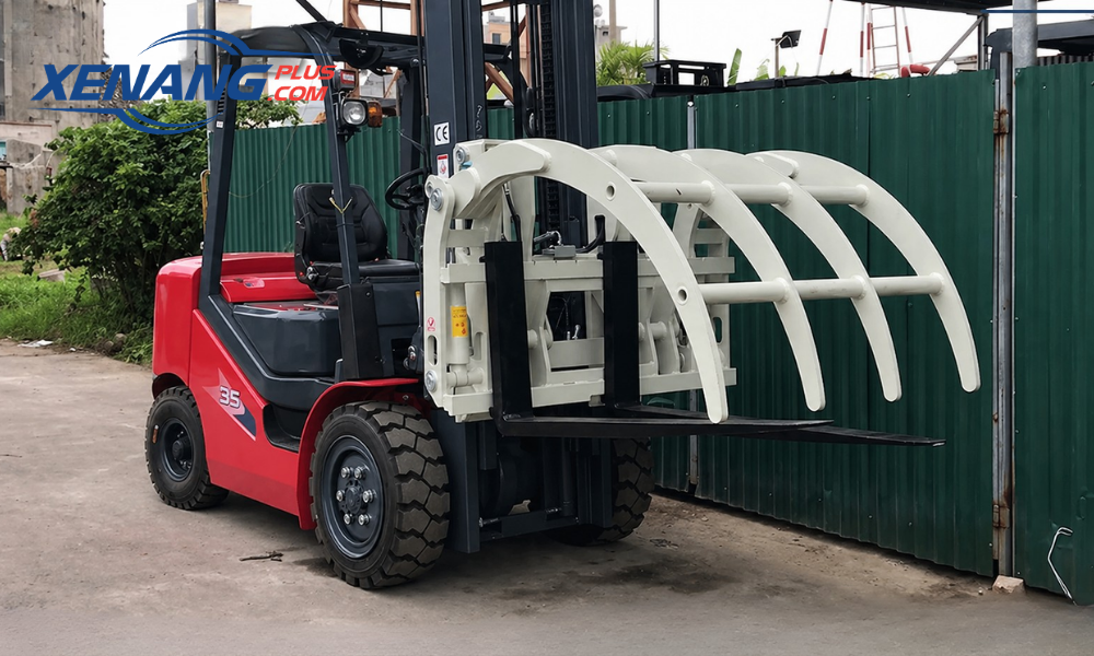 Xe nâng gỗ với bộ công tác kẹp chuyên dụng, hỗ trợ bốc xếp và vận chuyển gỗ hiệu quả trong nhiều môi trường