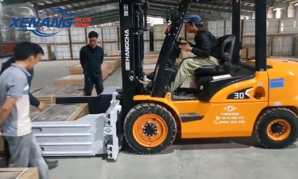 Xe nâng kẹp vuông giúp xử lý hàng khối nhanh, ổn định và giảm chi phí vận hành
