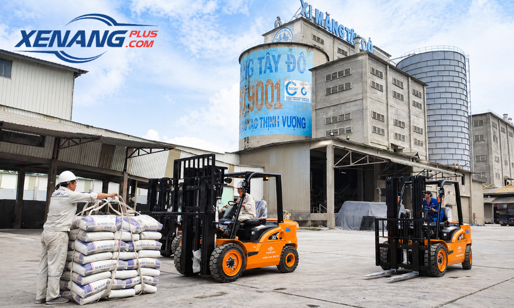 Xe nâng xi măng chuyên dùng trong các công trình xây dựng lớn