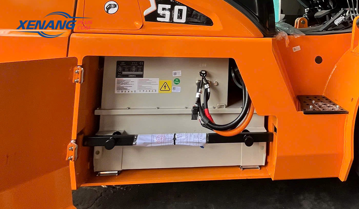 Xe nâng điện 5 tấn Hangcha sử dụng pin Lithium dễ dàng kéo ra để thay thế