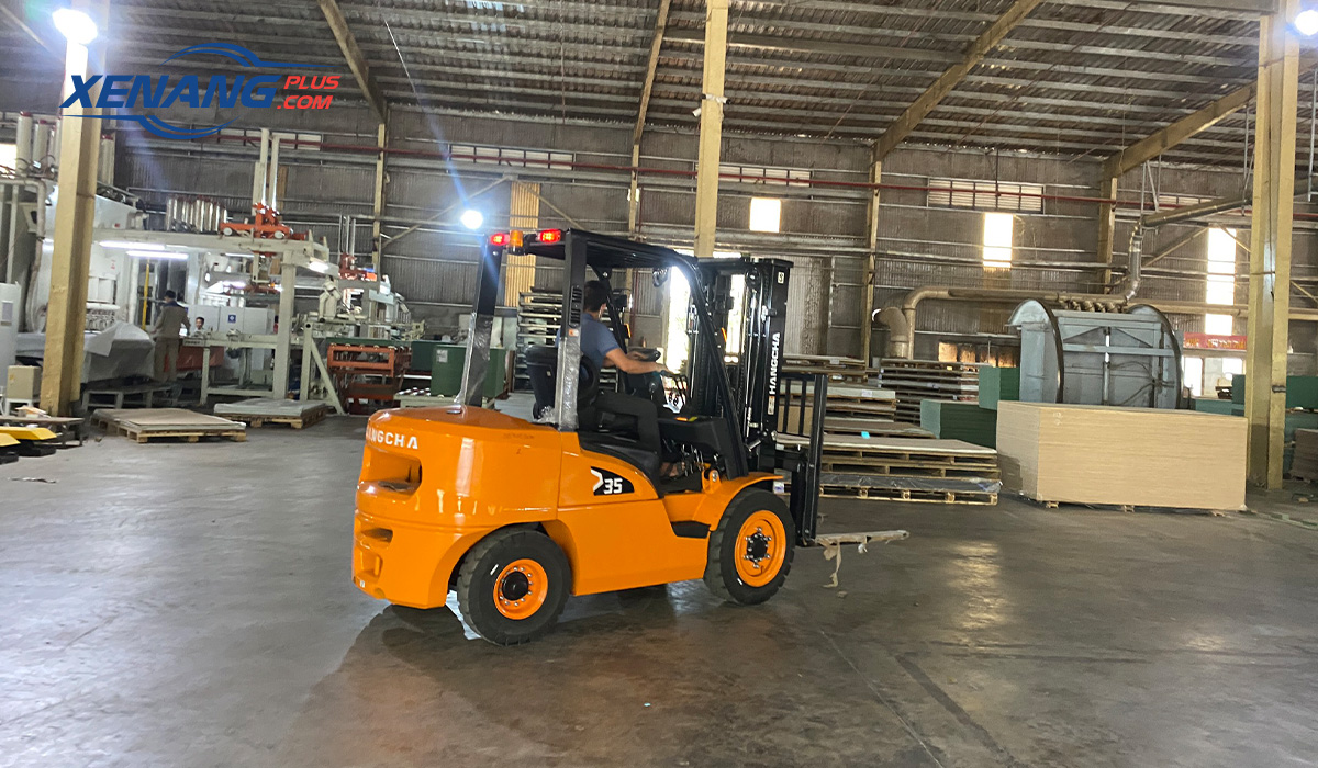 Xe nâng dầu 3.5 tấn Hangcha đáp ứng nhu cầu nâng hạ hàng nặng trong nhiều lĩnh vực vận hành