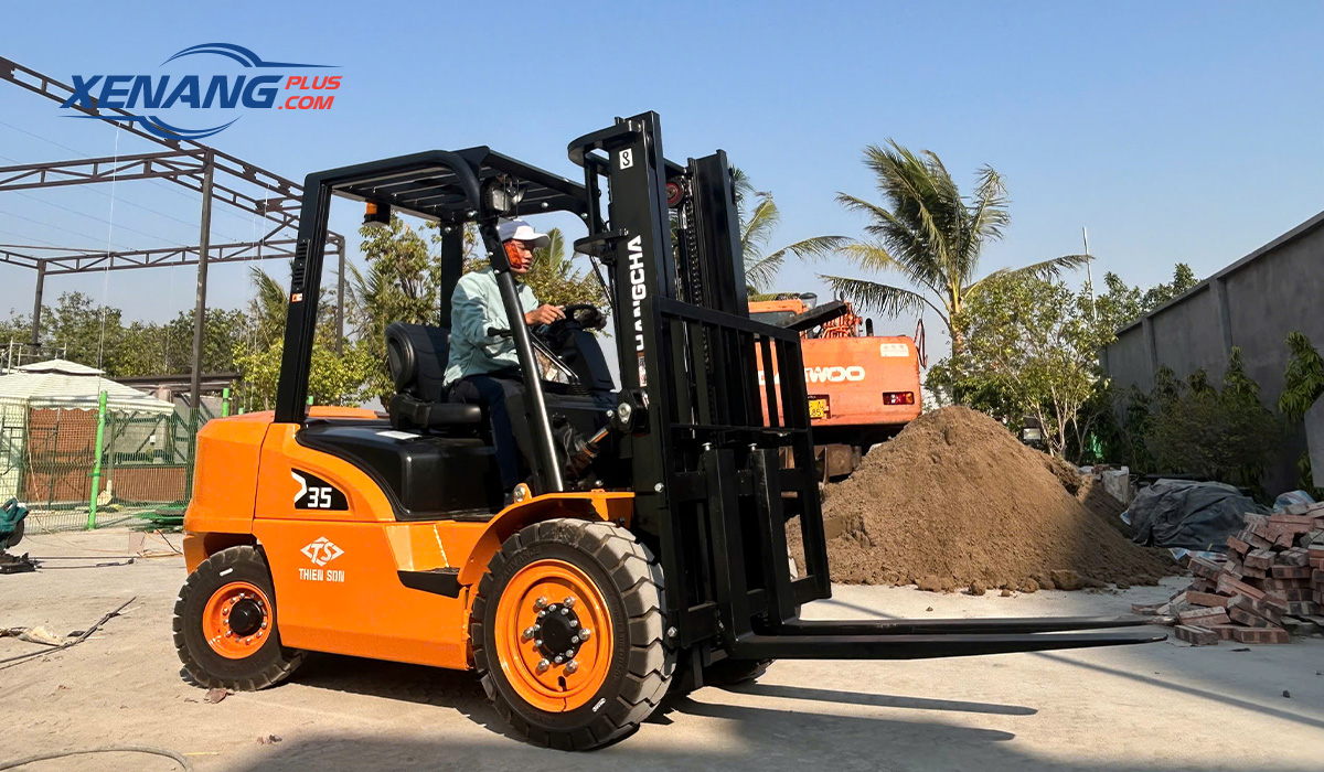 Xe nâng dầu Hangcha 3.5 tấn được thiết kế để hỗ trợ thao tác nhanh, chính xác trong môi trường kho và sản xuất