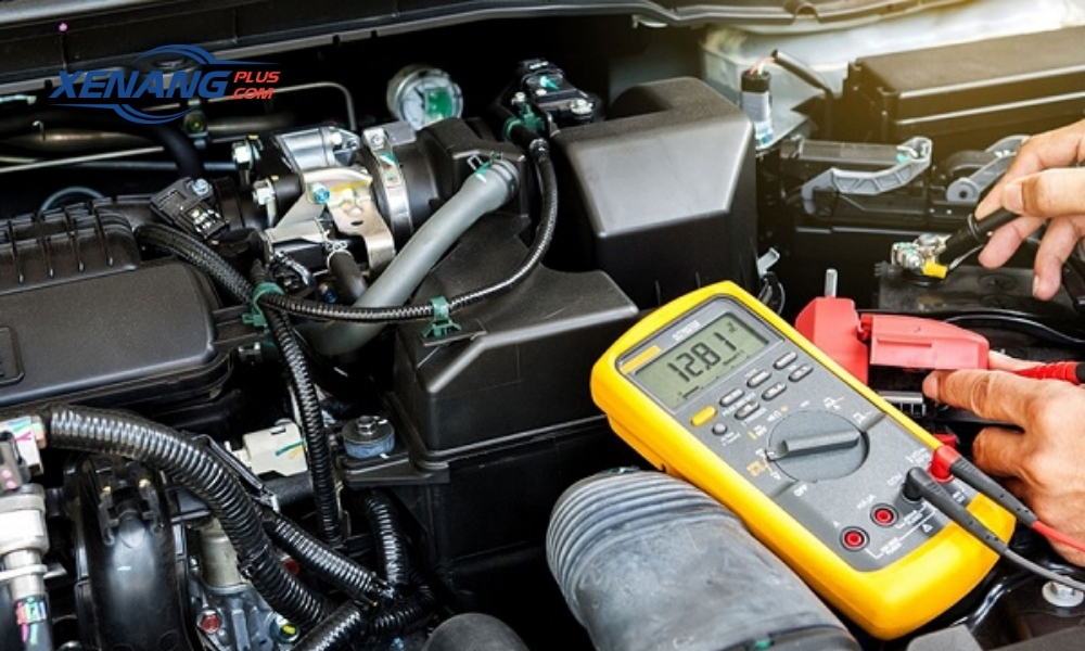 Volt kế giúp kiểm tra mức điện áp và khả năng duy trì dòng điện của bình 