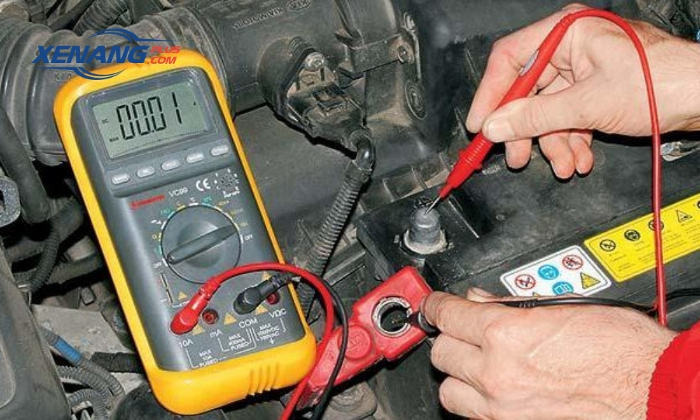 Đồng hồ điện tử giúp kiểm tra chính xác điện áp và tình trạng hoạt động của bình 