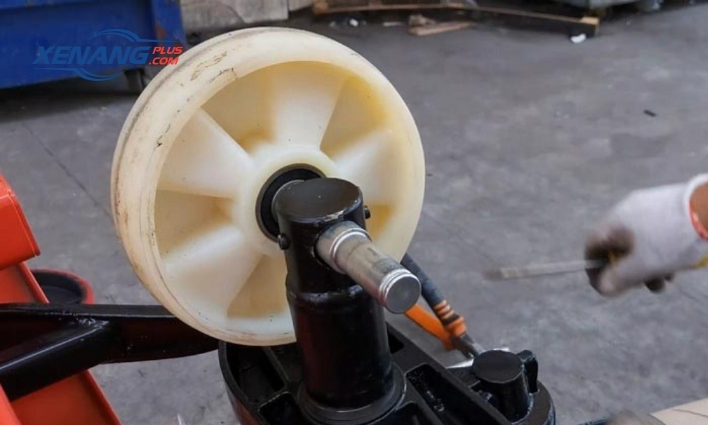 Lắp bánh đúng kỹ thuật giúp bánh xe hoạt động trơn tru và giảm rủi ro khi vận hành