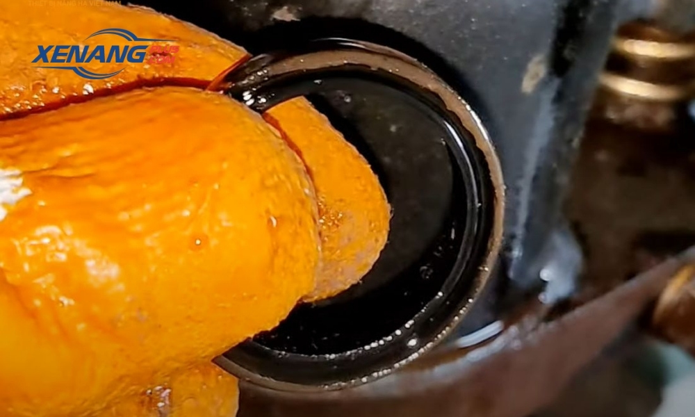 Nhận biết phớt bị hỏng qua các biểu hiện giảm hiệu suất và rò rỉ trong quá trình vận hành