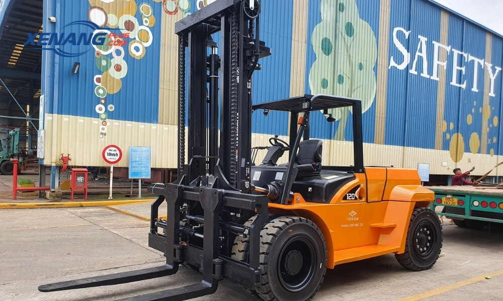 Xe nâng dầu phù hợp cho thi công nhà xưởng và bốc xếp hàng nặng ngoài bãi