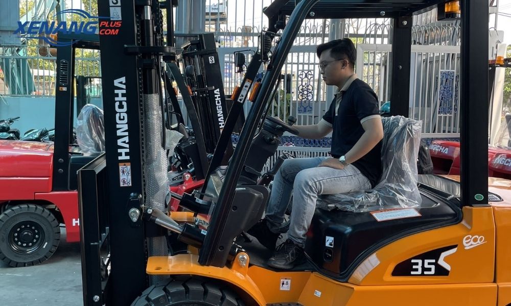 Xe nâng thực hiện nâng hạ hàng quá tải