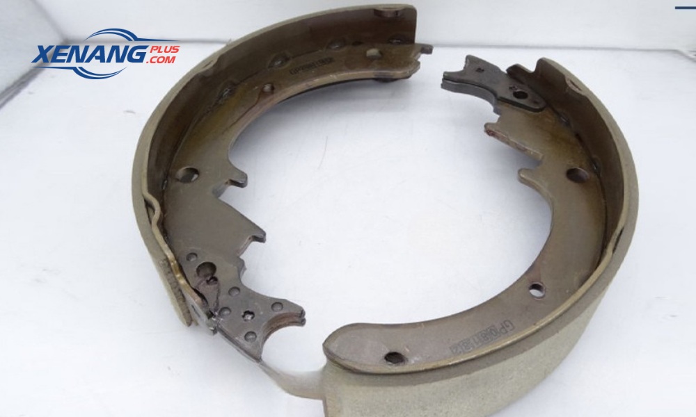 Bố thắng mòn cần thay kịp thời, kết hợp vệ sinh và kiểm tra định kỳ để đảm bảo hiệu quả thắng ổn định
