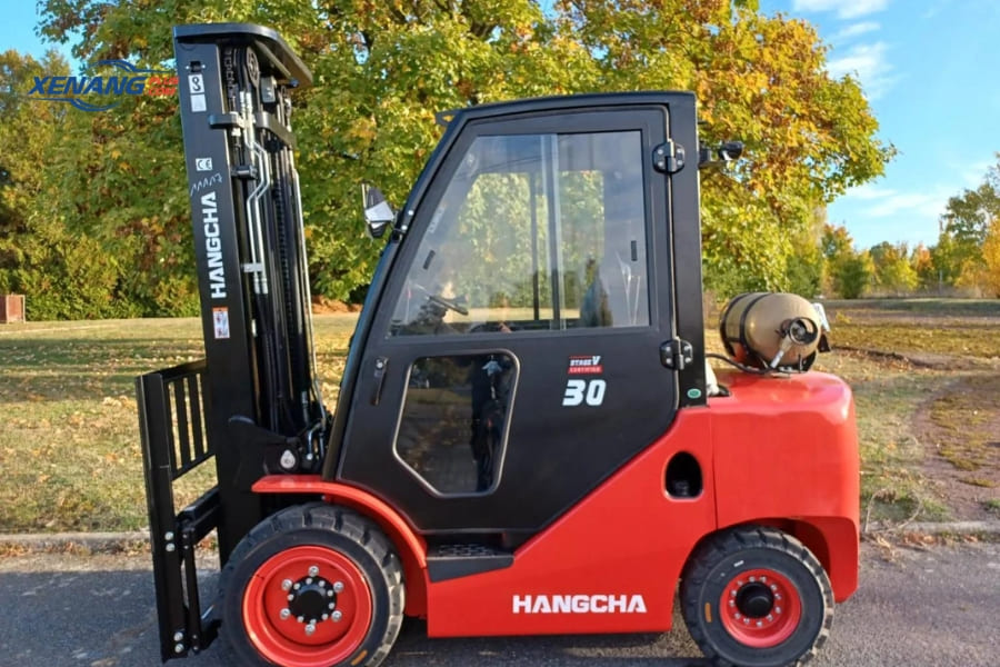 Xe nâng đối trọng có phần đặt tải ở phía trước và bố trí khối trọng tải ở phía sau