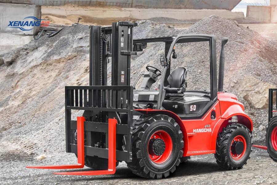 Xe nâng đối trọng ở khu vực gồ ghề nhiều sỏi cát