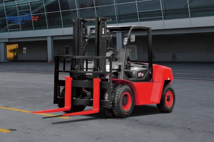 Xe nâng đối trọng có thể ứng dụng thực tế trong nhà hay ngoài trời 
