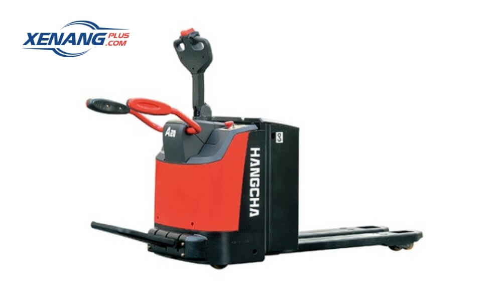 Xe nâng điện Pallet nhỏ gọn, dễ di chuyển trong kho hàng nhỏ.