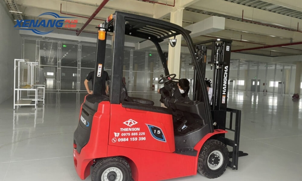 Xe nâng điện đa năng có khả năng di chuyển linh hoạt đa góc độ và đa hướng.