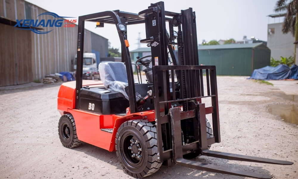 Xe nâng động cơ đốt trong cho khả năng nâng hạ mạnh mẽ với hàng hóa có tải trọng lớn.
