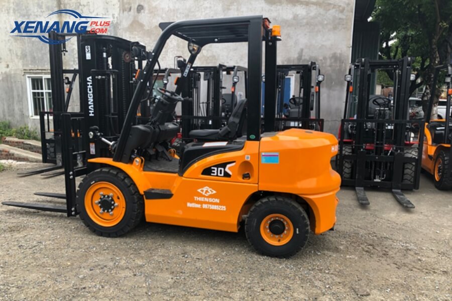 Xe nâng dầu phù hợp với doanh nghiệp cần nâng hạ hàng hóa ngoài trời với tải trọng lớn.