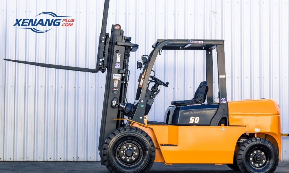 Xe nâng dầu 3 – 5 tấn được sử dụng nhiều tại các khu vực sản xuất gỗ, giấy và vật liệu xây dựng ở Phú Thọ