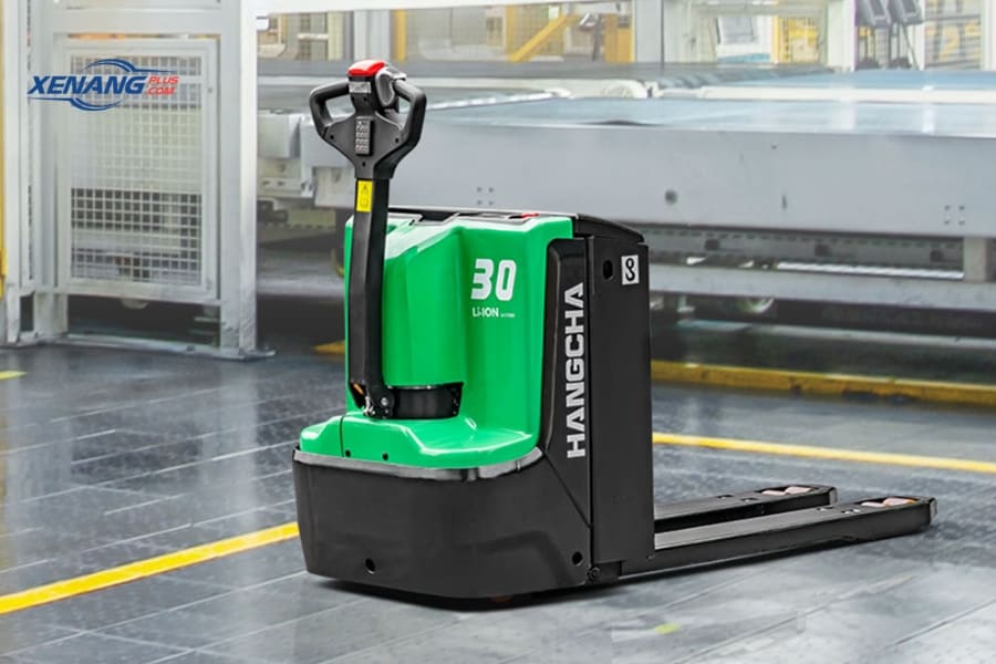 Xe nâng tay ứng dụng nhiều ở kho hàng đóng gói gọn gàng trên các pallet 