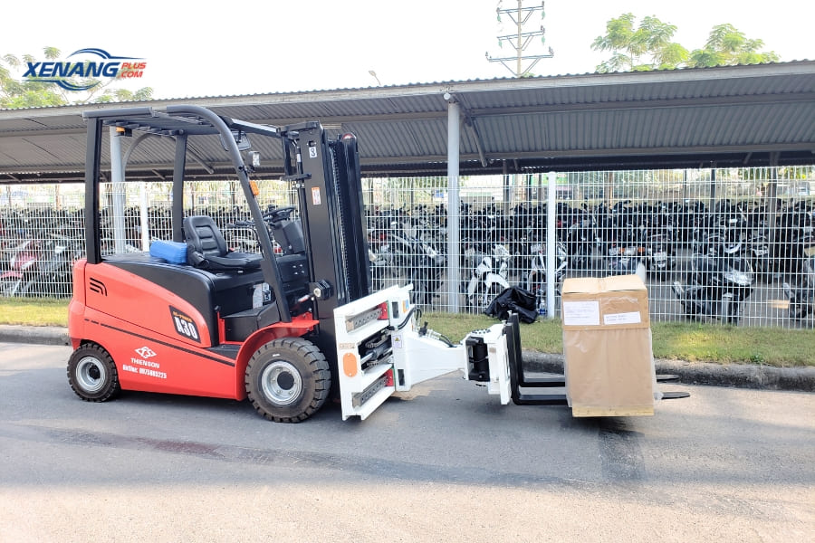 Xe nâng lắp các bộ công tác xoay 360 ứng dụng phổ biến tại các khu công nghiệp