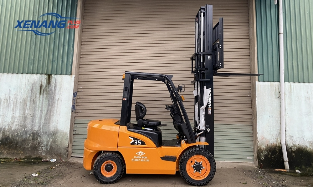 Xe nâng dầu được sử dụng nhiều tại các khu công nghiệp và khu sản xuất vùng ven Hà Nội