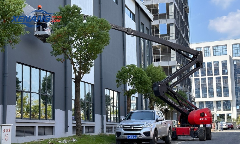 Xe nâng người tự hành hỗ trợ làm việc trên cao an toàn và linh hoạt trong nhiều môi trường khác nhau