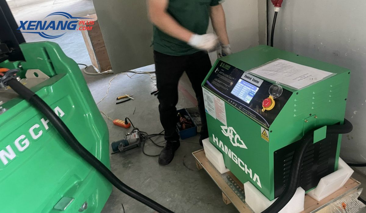 Sau khi dừng hẳn xe cần tiến hành sạc pin