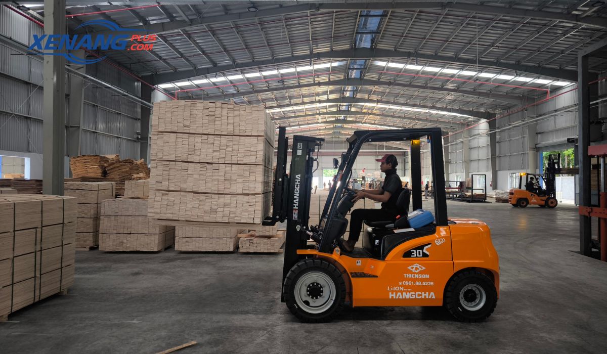 Không nâng hàng quá tải trọng cho phép để tránh lật, nghiêng xe