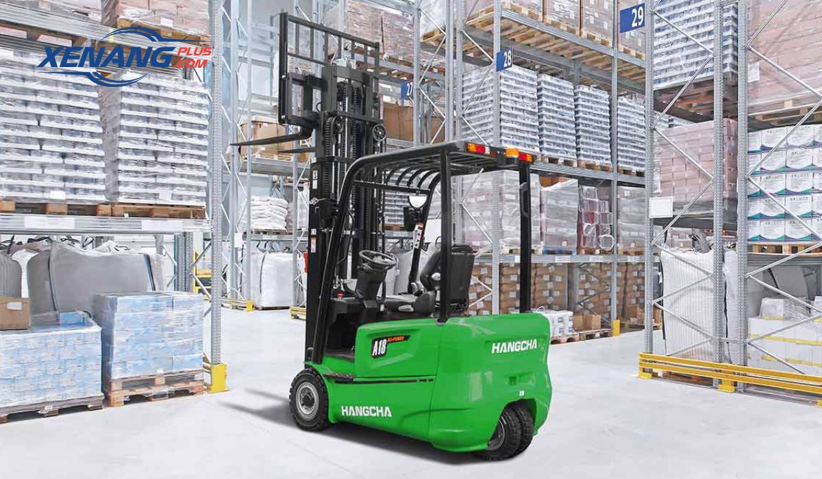 Xe nâng điện chạy trong kho hàng cần thao tác đưa càng vào/ra pallet nhanh