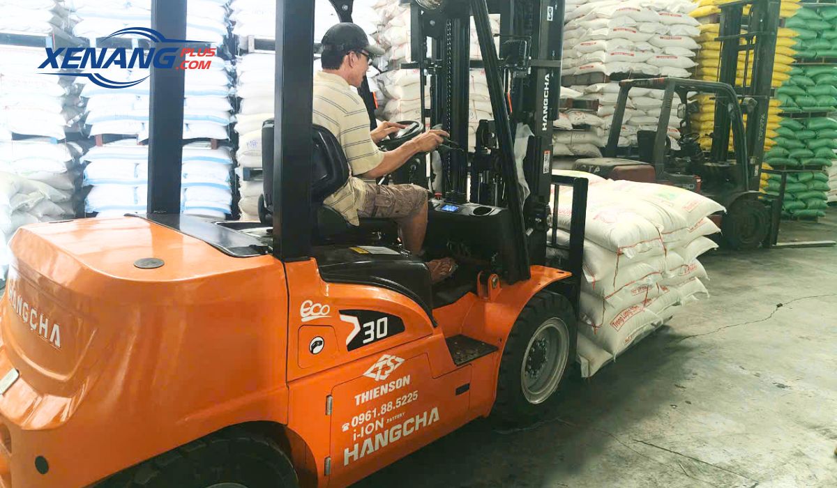 Xe nâng điện báo lỗi cần dừng ngay và tiến hành kiểm tra
