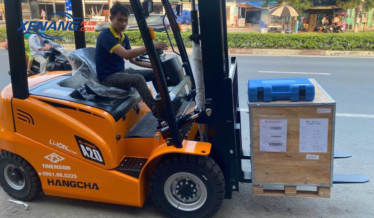 Nâng hàng hóa theo đúng tải trọng xe nâng