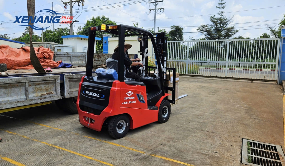 Xe nâng được yêu cầu hoạt động đúng trong phạm vi quy định