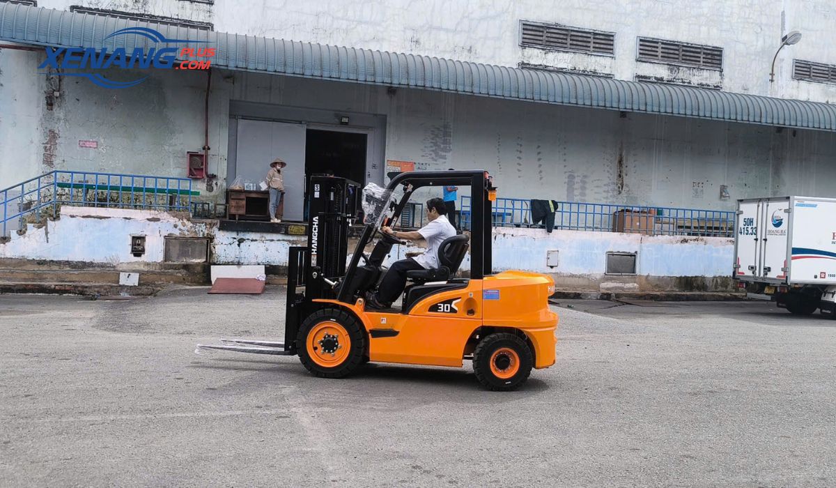 Xe nâng cần được di chuyển trong phạm vi cho phép