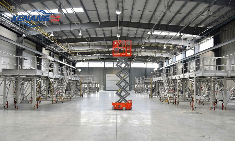 Xe nâng người hỗ trợ công việc trên cao được nhiều doanh nghiệp lựa chọn