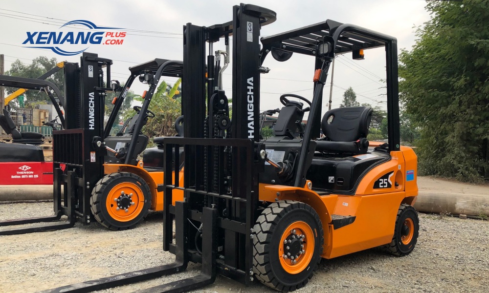 Xe nâng dầu sử dụng động cơ đốt trong chạy bằng diesel nhằm đáp ứng nhu cầu nâng hạ tải trọng lớn