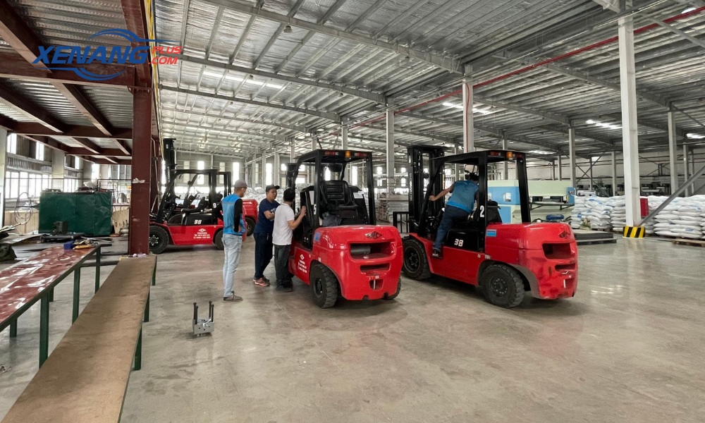 Việc trang bị kinh nghiệm mua xe nâng cũ giúp doanh nghiệp tránh mua phải xe chất lượng kém và giảm rủi ro vận hành