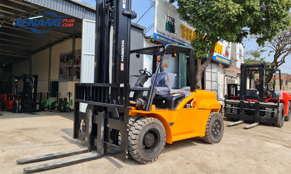 Việc kiểm tra tổng thể ngoại hình giúp người mua đánh giá sơ bộ tình trạng hao mòn của xe nâng cũ